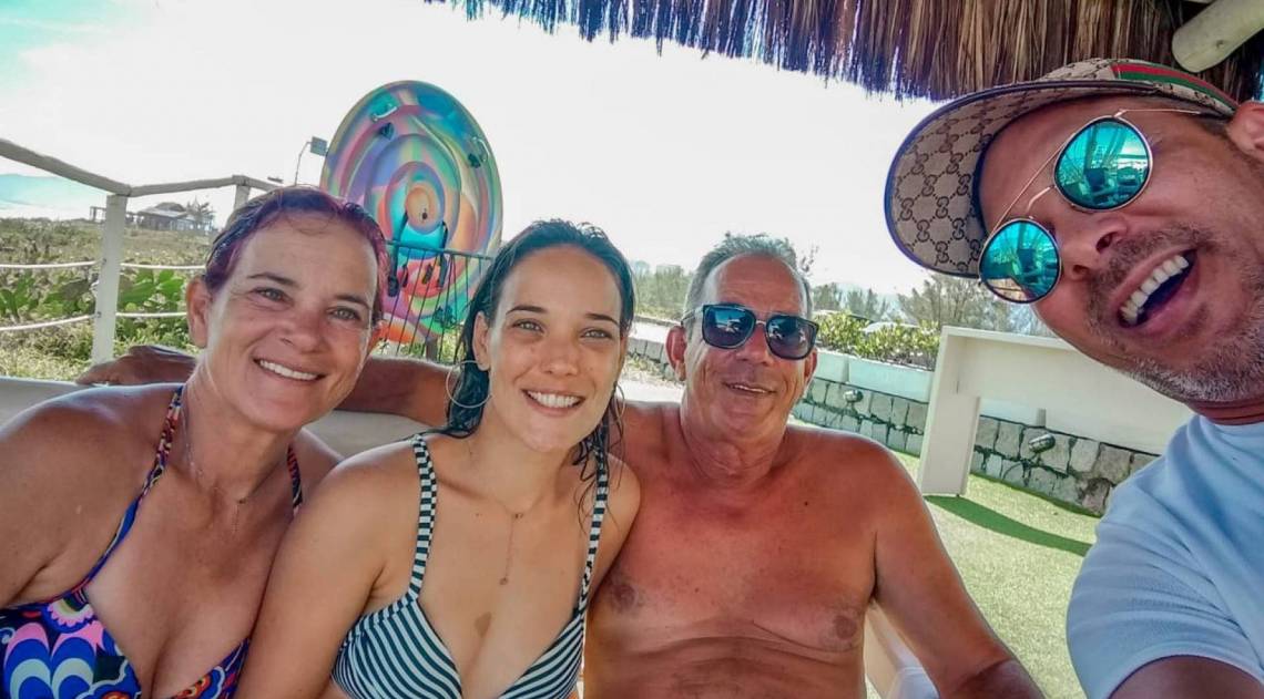 Adriana Birolli com os pais e o namorado Ivan - Reprodução