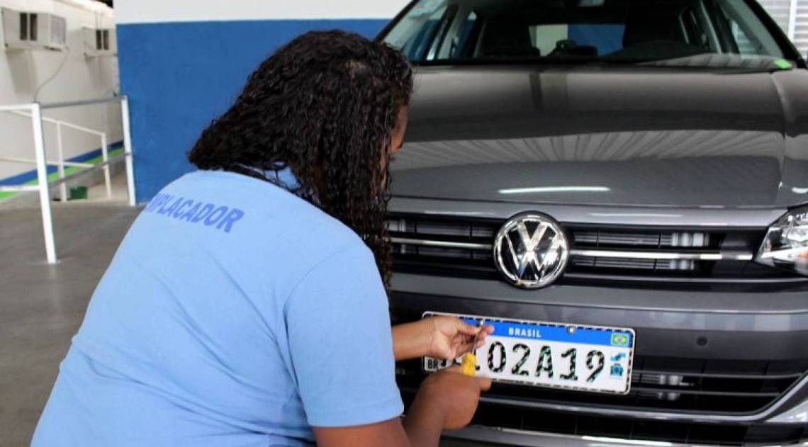 As novas placas já estão em vigor em todo o país, mas nem todos os veículos precisar fazer a mudança