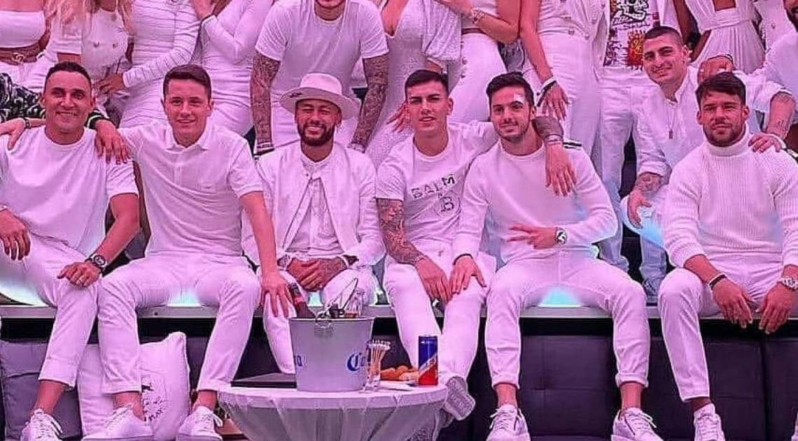 Neymar e parte do elenco do Paris Saint-Germain 