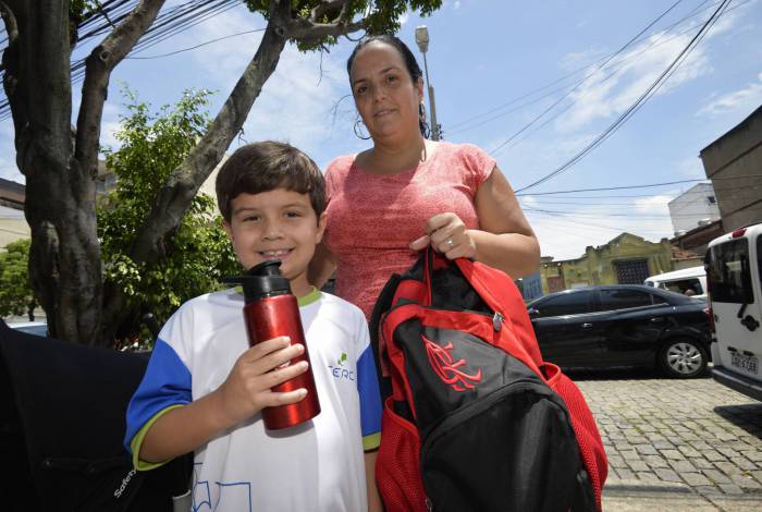 Carolina Ferraz conta que foi aconselhada a levar água mineral para o filho Samuel consumir na escola