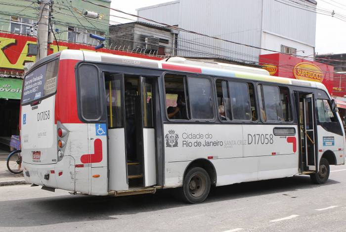 Micro-ônibus que deveria ter ar-condicionado circula sem o equipamento em Campo Grande. Região registra maior número de veículos em péssimas condições de conservação