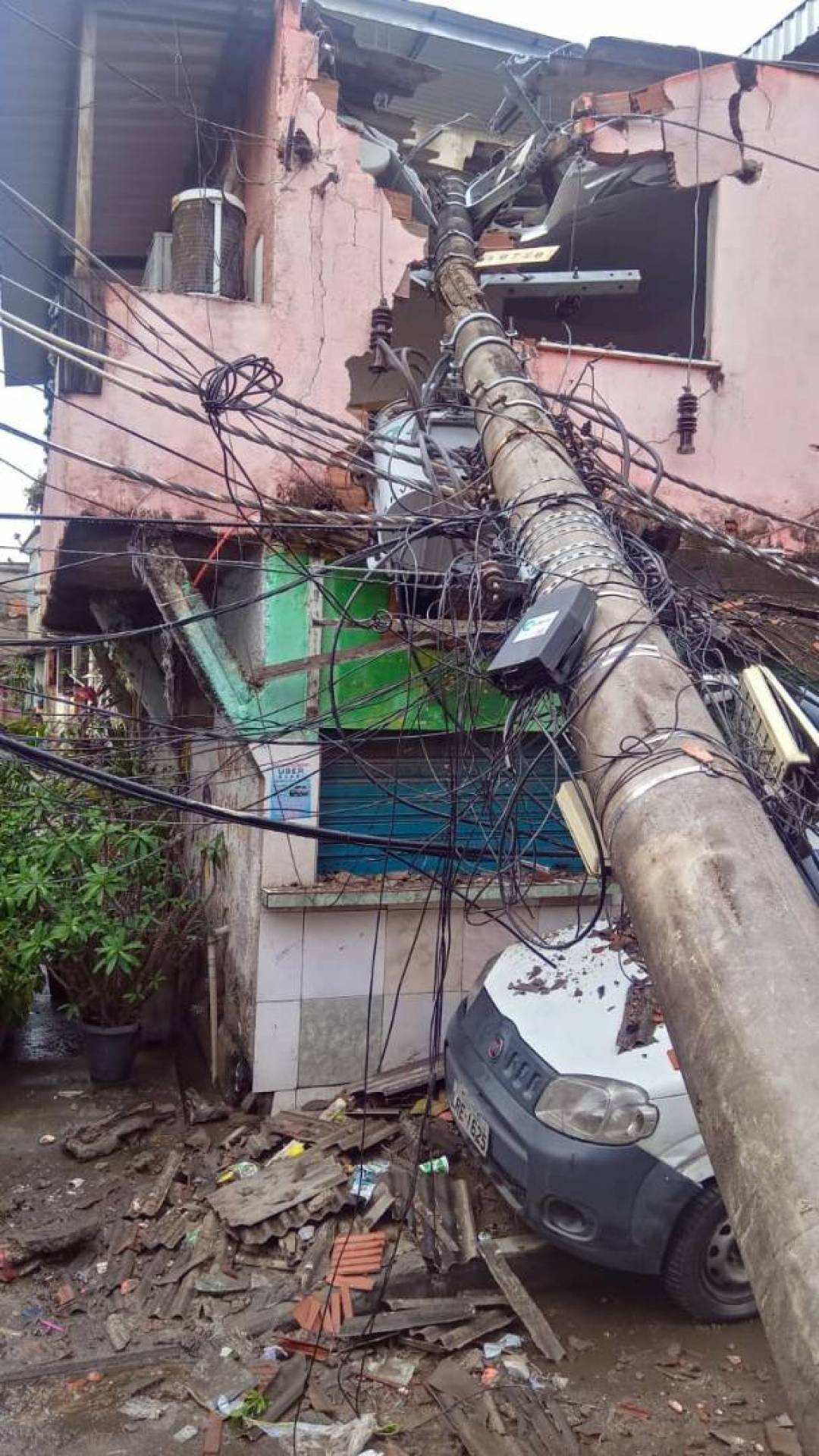 Poste caiu sobre casa no bairro da Zona Norte do Rio - Reprodução / Internet