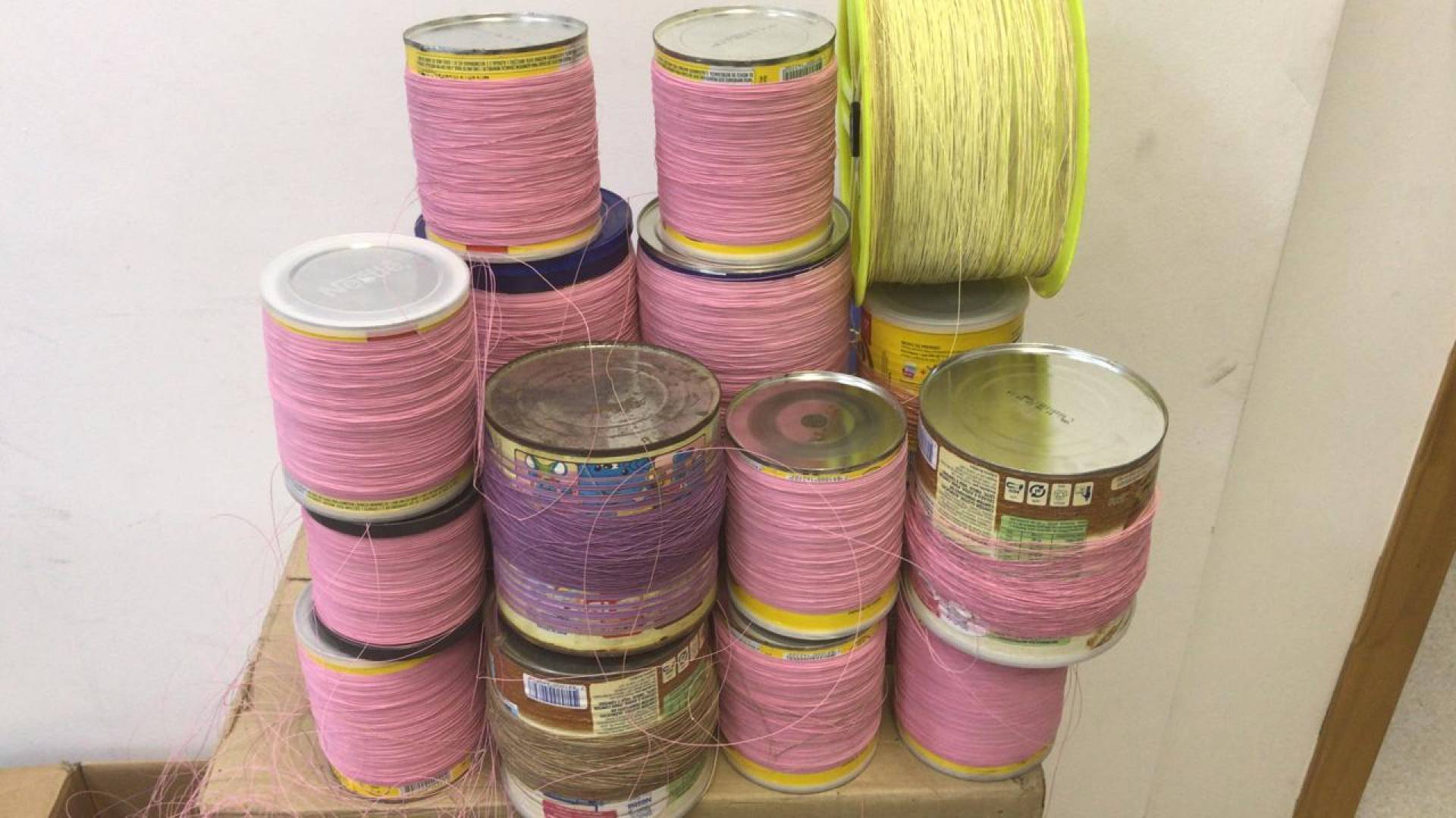 Decon apreende linha chilena e fogos de artifÃ­cio em loja em Marechal Hermes

