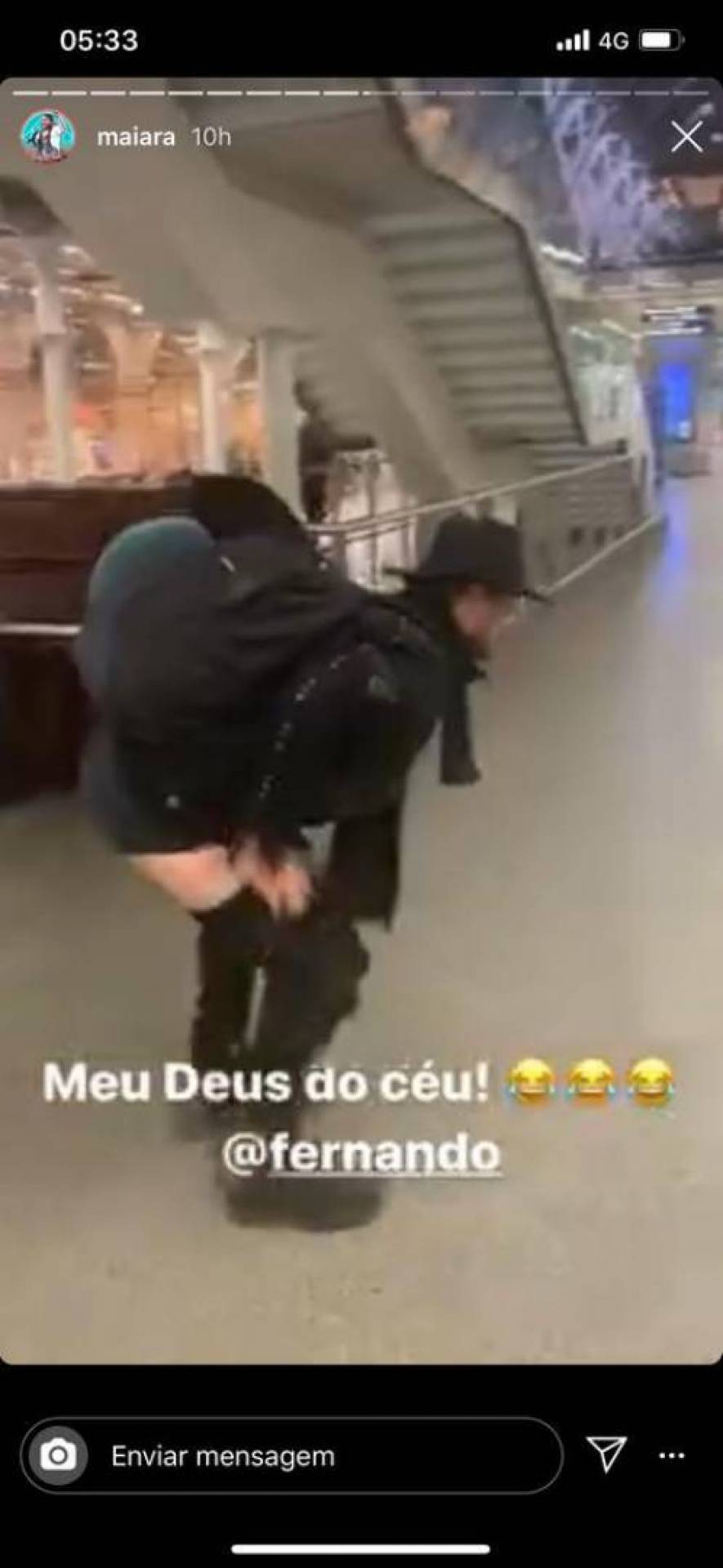 Fernando Zor abaixa a cal&ccedil;a em aeroporto - Reprodu&ccedil;&atilde;o de internet