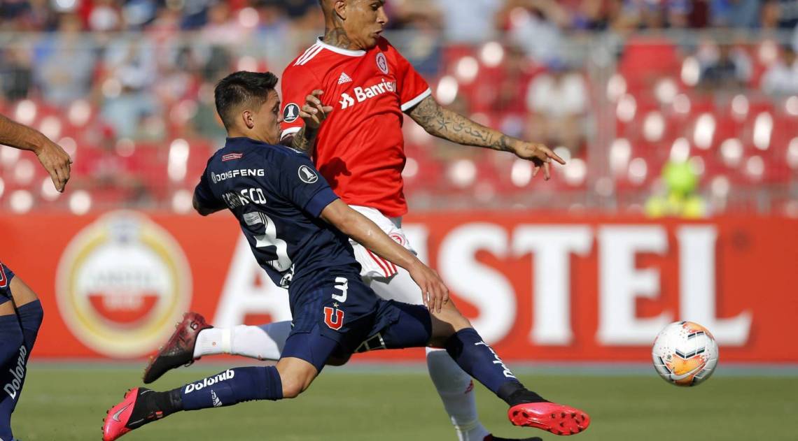 Brazil's Internacional player Paolo Guerrero (R) vies for the ball with Chile's Universidad de Chile player Diego Carrasco during their Copa Libertadores football match at the National stadium in Santiago, on February 4, 2020. (Photo by JAVIER TORRES / AFP)