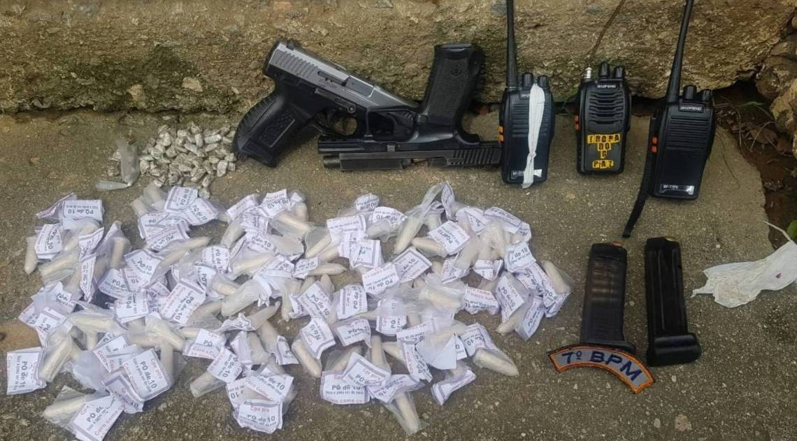 Parte de material apreendido com criminosos na Regi&atilde;o Metropolitana nesta ter&ccedil;a-feira - Pol&iacute;cia Militar / Divulga&ccedil;&atilde;o