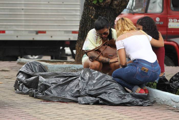 Homem é morto na praça Bandeirantes, no baiirro de mesmo nome em São Gonçalo.   Estefan Radovicz / Agência O Dia      CIDADE,RIO,ASSASSINATO,SÃO GONÇALO  
      Byline