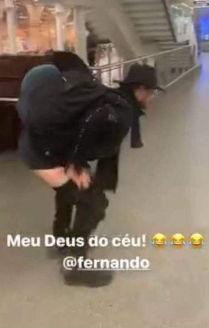 Fernando Zor abaixa a calça em aeroporto