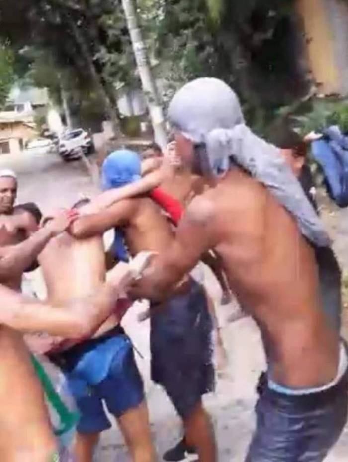 Cena do vídeo que mostra o adolescente J. sendo espancado por rivais em Rio das Pedras
