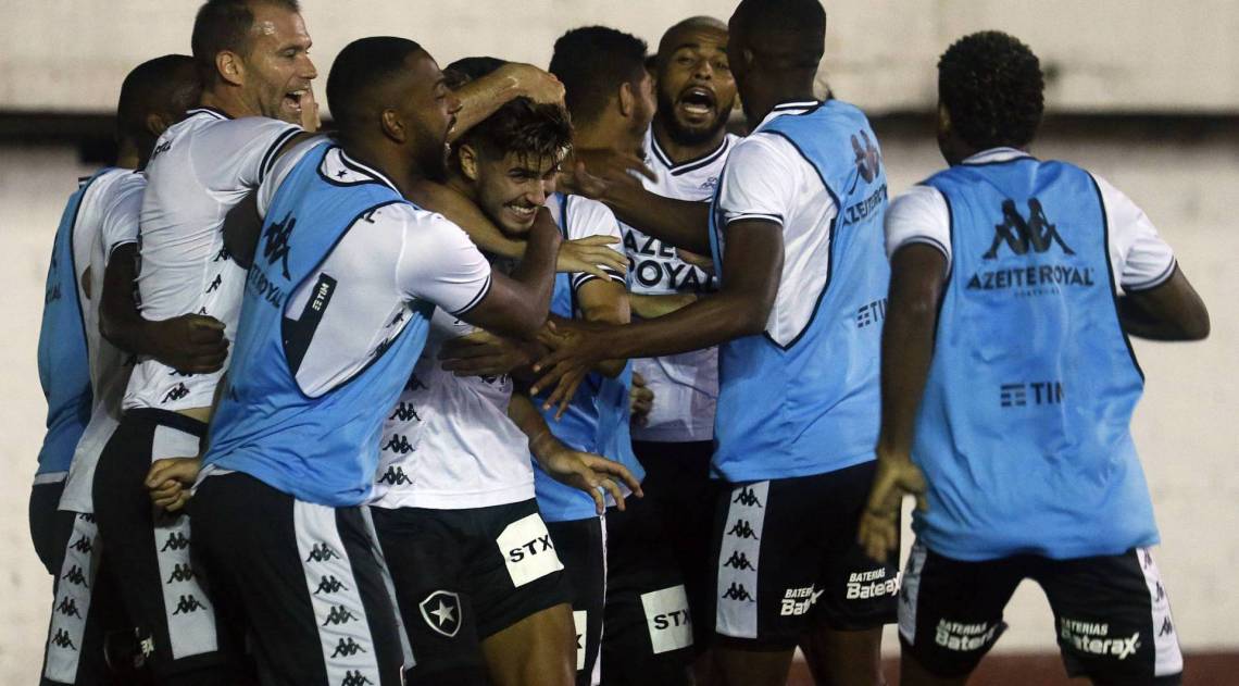 Pedro Raul é abraçado pelos companheiros após marcar, de cabeça, o gol que garantiu a classificação do time  - Vitor Silva/Botafogo