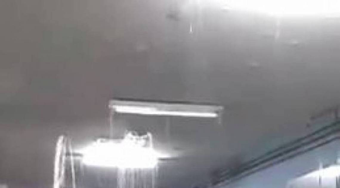 Chuva causou inunda&ccedil;&atilde;o e desabamento de parte de estrutura no Hospital Carlos Chagas. Setor de pediatria foi fechado para obras - Reprodu&ccedil;&atilde;o v&iacute;deo / WhatsApp O DIA (98762-8248)