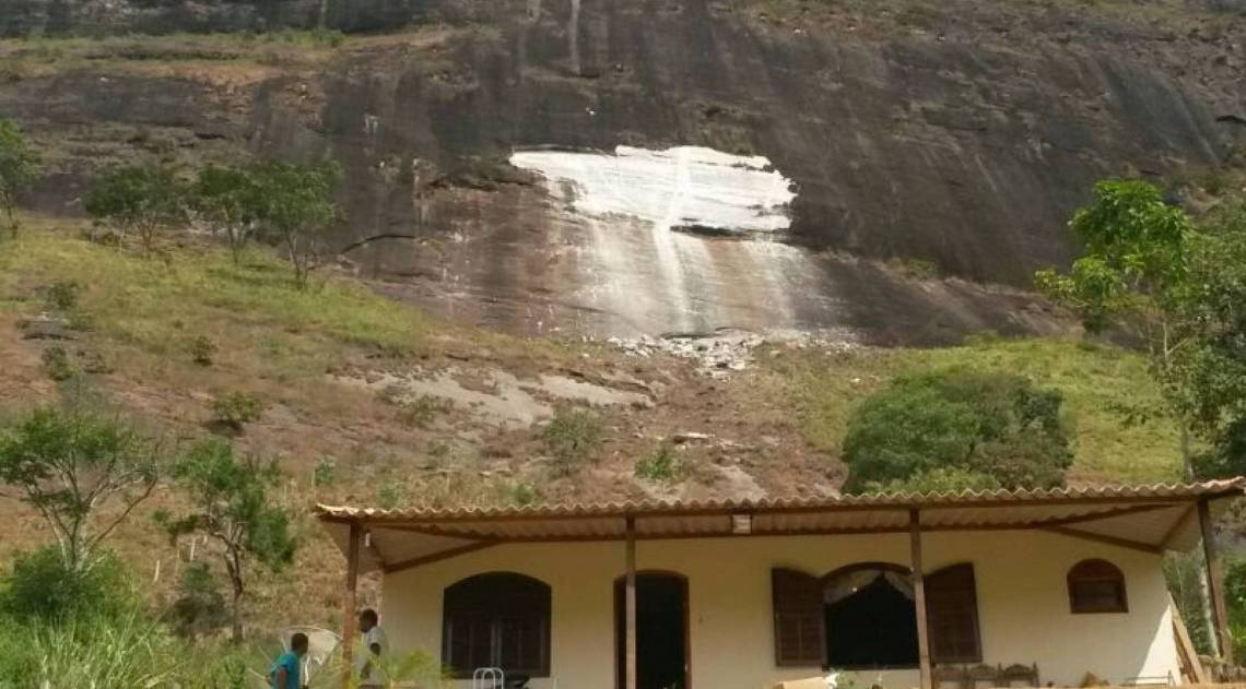 Descolamento de rochas ocorre com frequência no local que já tem residências interditadas desde o último incidente - Reprodução Internet