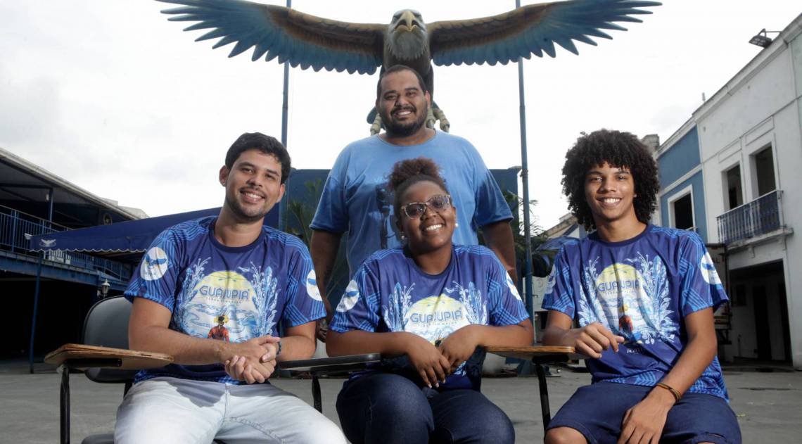 O coordenador pedagógico do projeto, Ygor Lioi (atrás), com os alunos Allan, Nathalia e Arthur, na quadra da escola em Madureira - Ricardo Cassiano