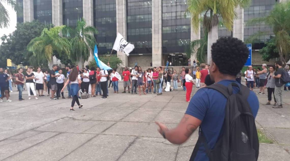 Grupo de universitários se reuniu ontem em frente à sede da Prefeitura do Rio para manifestação - Arquivo Pessoal