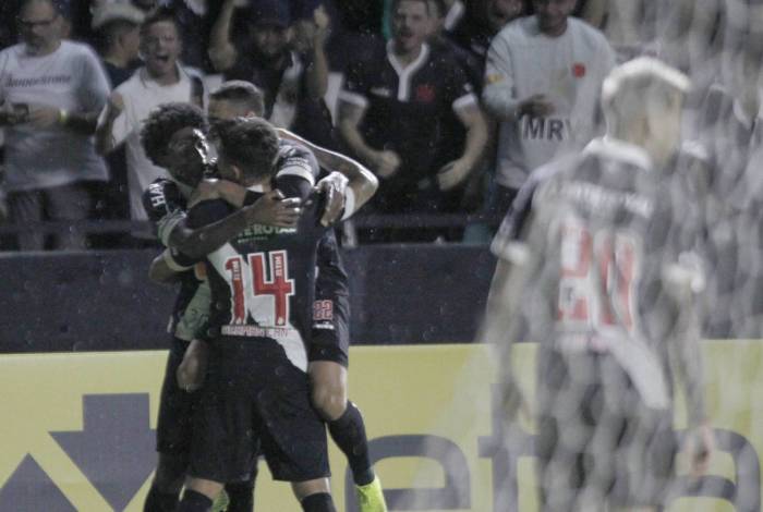 Germán Cano (14) é abraçado por Thalles Magno e Pikachu, após marcar o gol da vitória do Vasco em sua estreia na Copa Sul-Americana