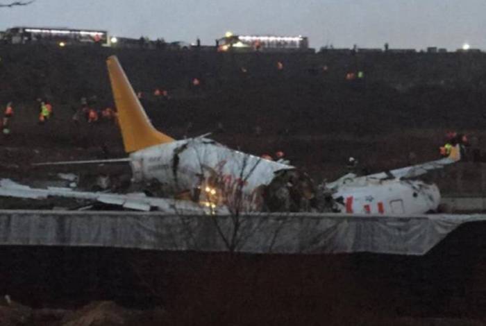 Uma pessoa morre e 157 est&atilde;o feridas em acidente de avi&atilde;o que se partiu