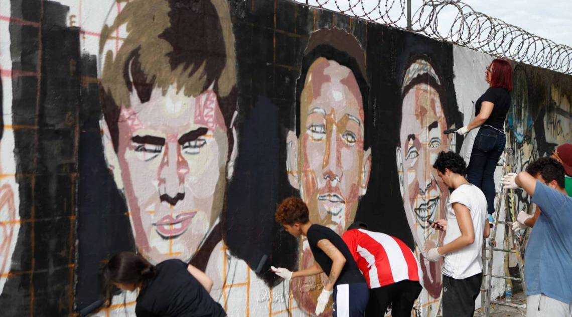 Painel em frente ao Maracan&atilde; ter&aacute; o rosto dos dez meninos mortos no inc&ecirc;ndio, que completa um ano amanh&atilde; - FOTOS Gilvan de Souza