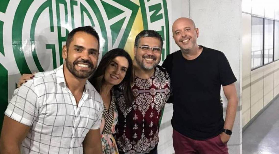 Fátima Bernardes e Alex Escobar visitaram o barracão da Mocidade e foram recebidos pelo carnavalesco Jack Vasconcelos e pelo pesquisador do enredo André Luis Junior  - Divulgação 