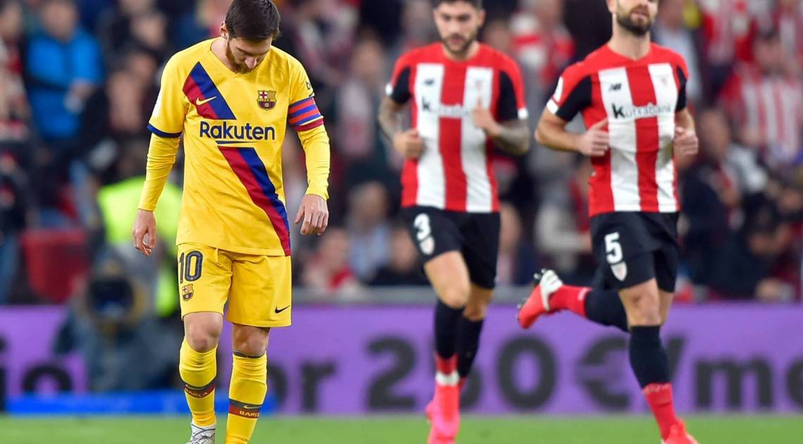 Cabisbaixo, Messi deixa o campo após a derrota para o Athletic Bilbao - AFP