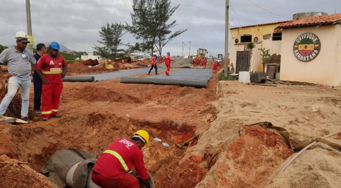 Urbanização da orla de Itaipuaçu com colocação da manta geo-têxtil e ‘estacas-prancha’ - Divulgação