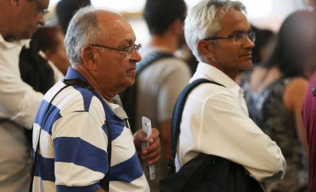 Aposentados e pensionistas começam a receber primeira parcela do 13º pelo INSS