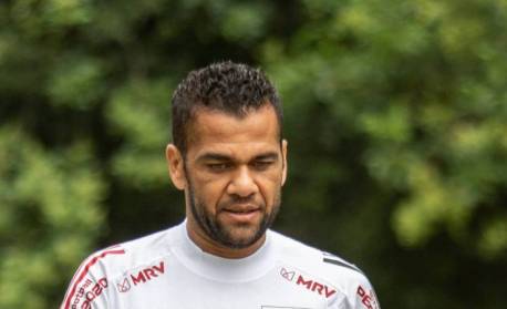 Fluminense teria interesse na contratação de Daniel Alves, afirma portal espanhol