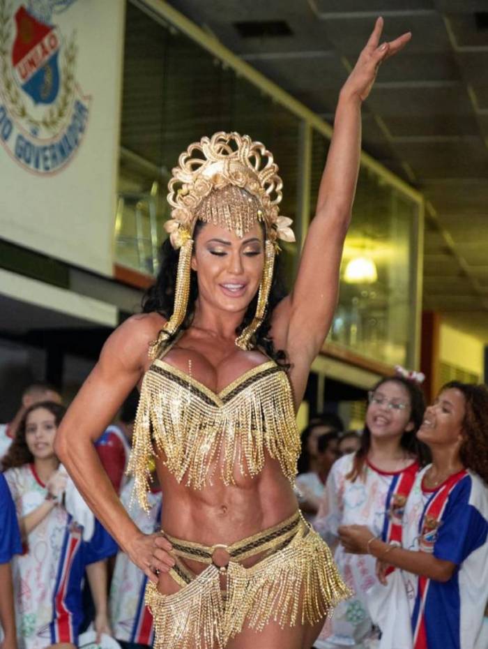 Gracyanne Barbosa Samba Muito No Ensaio Da União Da Ilha O Dia Carnaval 6688