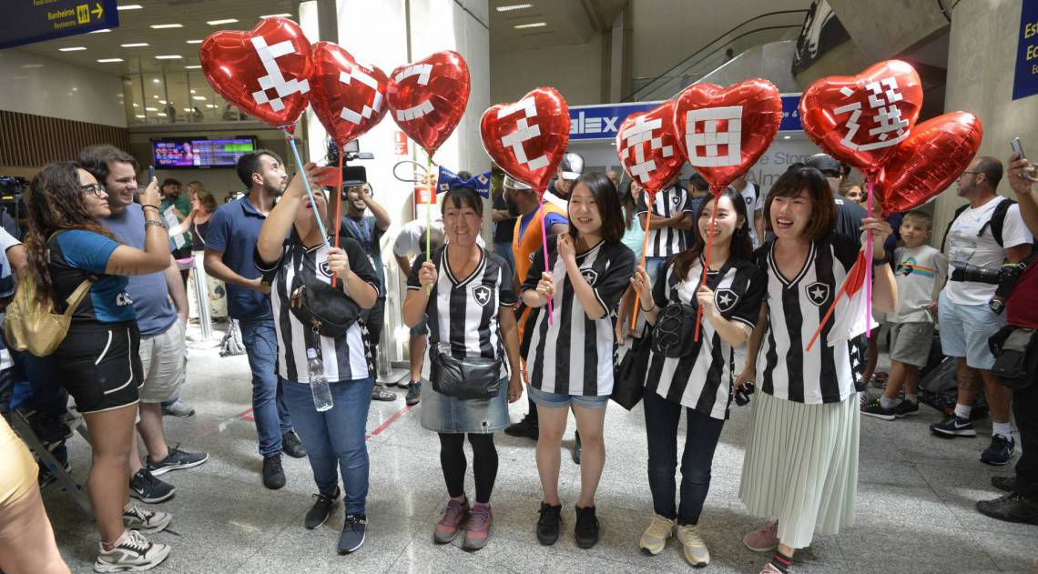Rio de Janeiro -  07/02/2020 Torcida do Botafogo faz festa para receber o meia japonês Keisuke Honda no aeroporto internacional Tom Jobim na tarde de hoje - Foto: Fábio Costa/Agência O Dia