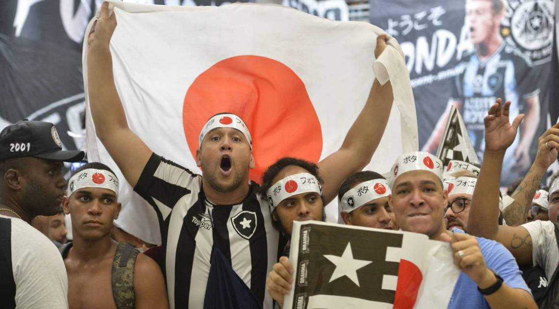Rio de Janeiro -  07/02/2020 Torcida do Botafogo faz festa para receber o meia japonês Keisuke Honda no aeroporto internacional Tom Jobim na tarde de hoje - Foto: Fábio Costa/Agência O Dia