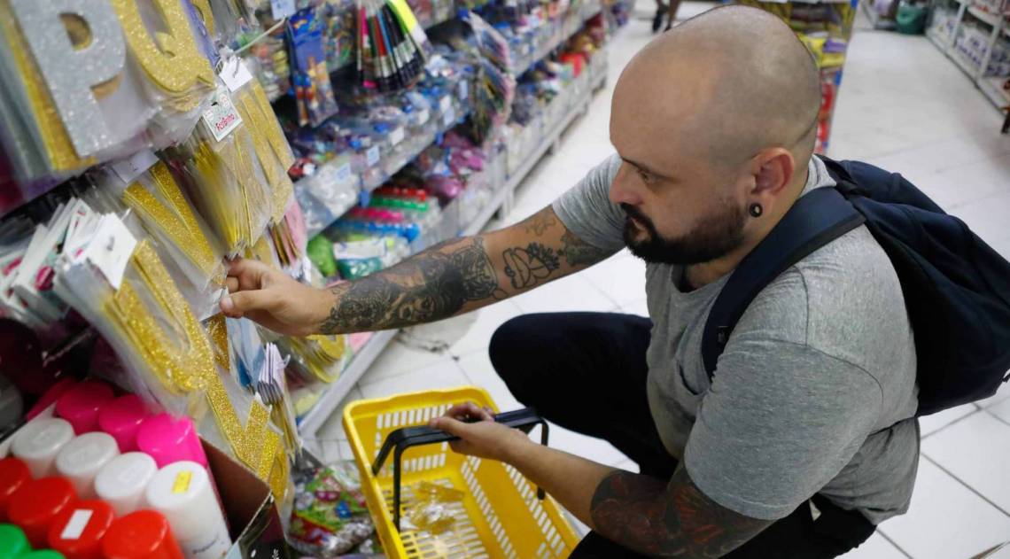 Rio, 07/02/2020, Dicas de Fantasia com a rainha de carnaval da Portela e com um blogueiro no Mercadao de Madureira, na foto Vitor Almeida e Bianca Monteiro, foto de Gilvan de Souza / Agencia O Dia
