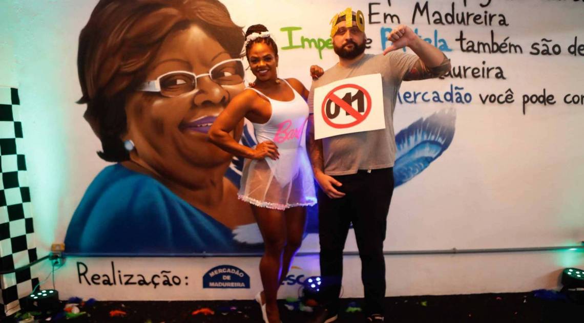 Rio, 07/02/2020, Dicas de Fantasia com a rainha de carnaval da Portela e com um blogueiro no Mercadao de Madureira, na foto Vitor Almeida e Bianca Monteiro, foto de Gilvan de Souza / Agencia O Dia