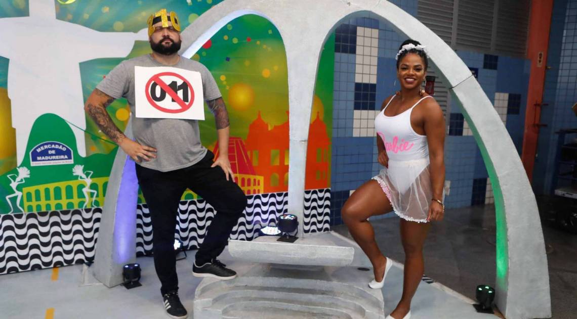 Rio, 07/02/2020, Dicas de Fantasia com a rainha de carnaval da Portela e com um blogueiro no Mercadao de Madureira, na foto Vitor Almeida e Bianca Monteiro, foto de Gilvan de Souza / Agencia O Dia