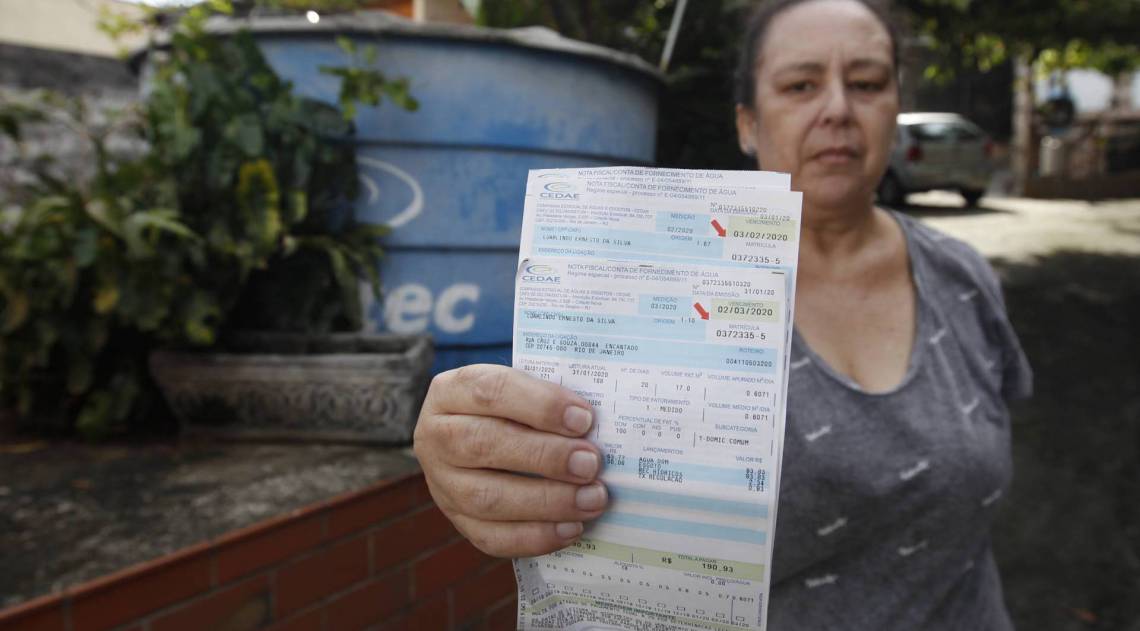 Josefa Reyes, moradora de Água Santa, reclama que a entrada de água da Cedae na casa dela está fechada, mas a conta já chegou - Luciano Belford/Agência O Dia