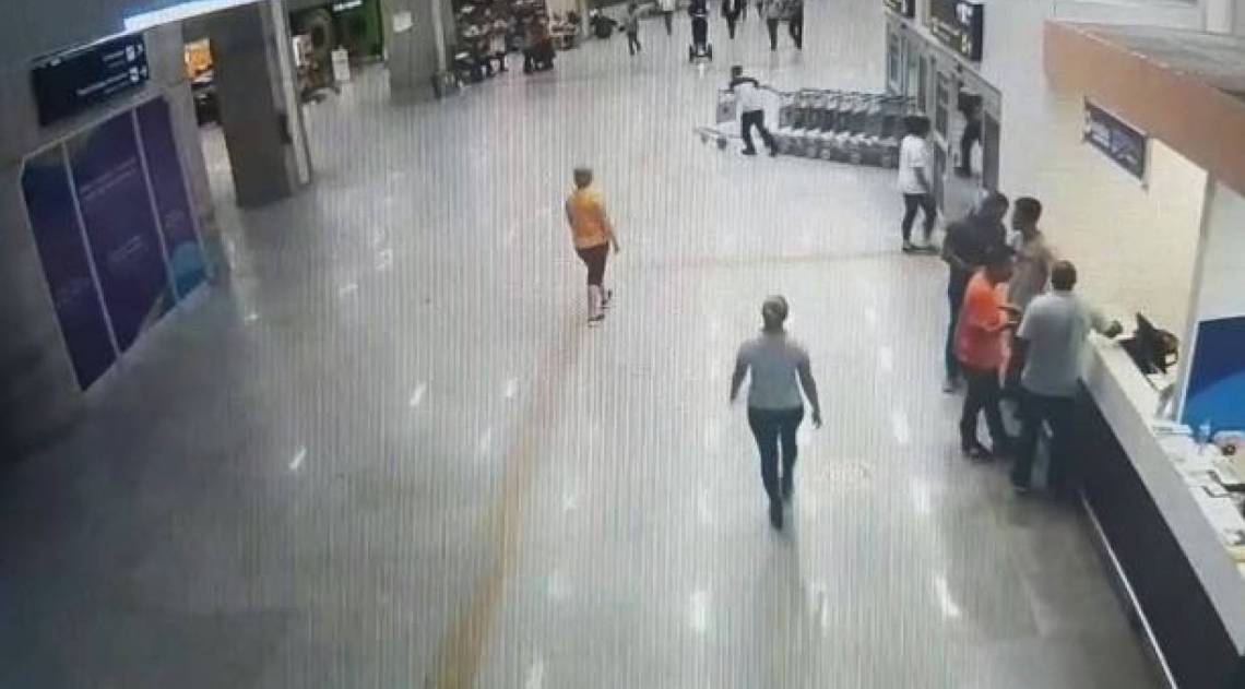 Homem praticou o furto no Aeroporto Tom Jobim - Gale&atilde;o - Reprodu&ccedil;&atilde;o v&iacute;deo / Divulga&ccedil;&atilde;o