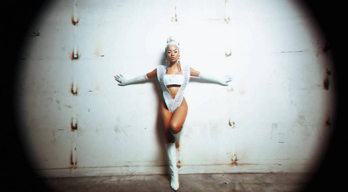  Lexa aposta em clipe com aventura e cenário futurista em 'Treme Tudo'
