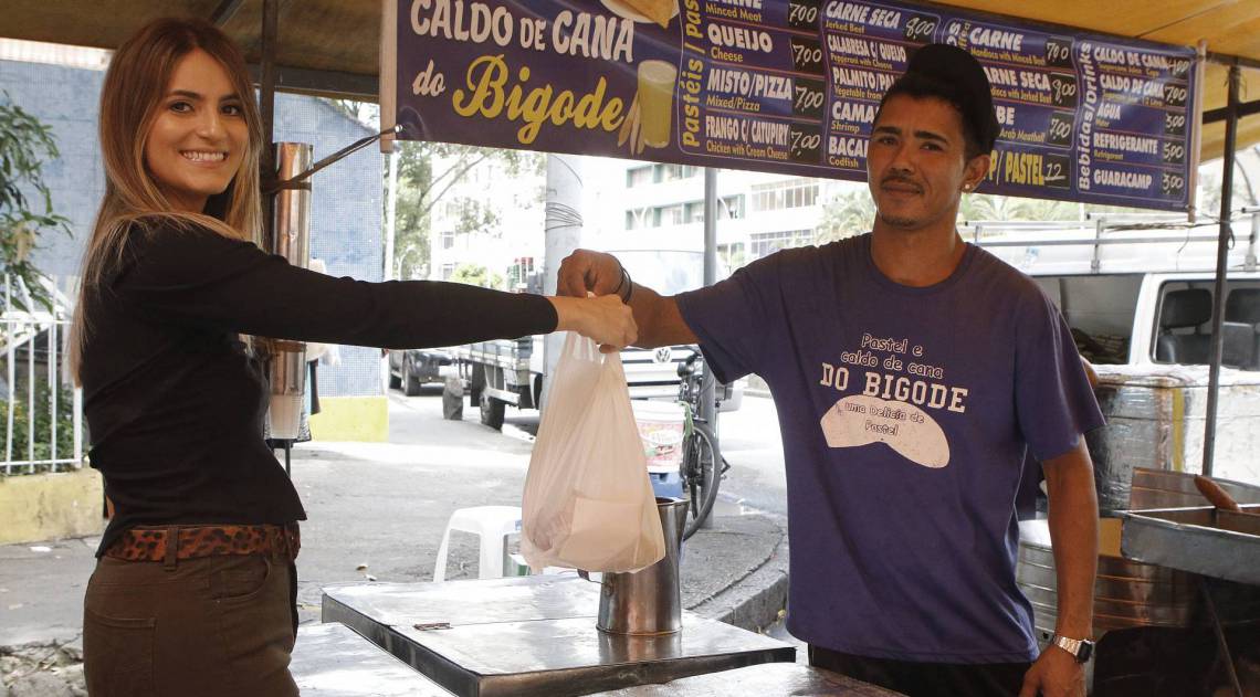 Rio de Janeiro - RJ - 07/02/2020 - Regulamentaçao do comercio de Caldo de Cana e Pastel na cidade - na foto, Paula Mendes, compra pastel na Barraca do Bigode, na Feira, na Rua Engenheiro Moacir Reis, em Laranjeiras, zona sul do Rio - Foto Reginaldo Pimenta / Agencia O Dia