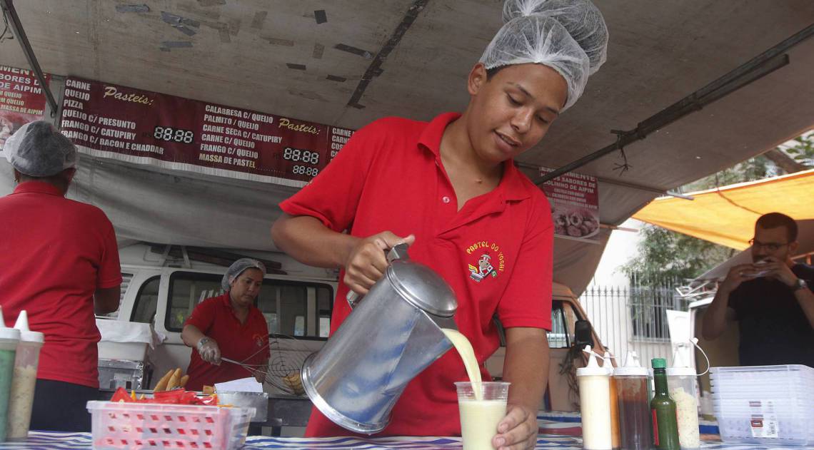 Rio de Janeiro - RJ - 07/02/2020 - Regulamentaçao do comercio de Caldo de Cana e Pastel na cidade - na foto, funcionarios da barraca do Yosh, na Feira na Rua Garibaldi, na Tijuca, zona norte do Rio - Foto Reginaldo Pimenta / Agencia O Dia