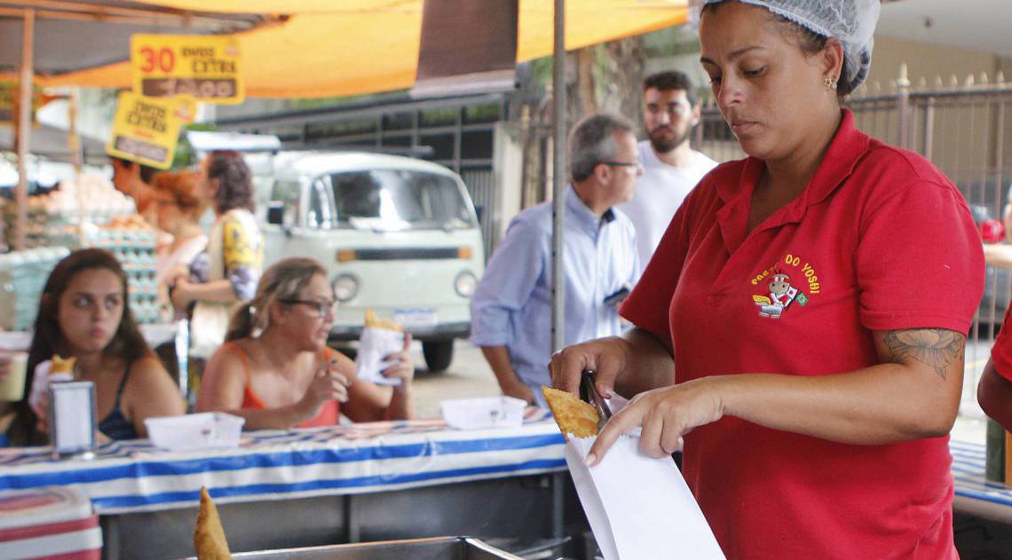 Rio de Janeiro - RJ - 07/02/2020 - Regulamentaçao do comercio de Caldo de Cana e Pastel na cidade - na foto, Monique da Silva, gerente da barraca do Yosh, na Feira na Rua Garibaldi, na Tijuca, zona norte do Rio - Foto Reginaldo Pimenta / Agencia O Dia