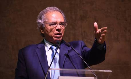 Um ano após Guedes dizer que 'besteira' levaria dólar a R$ 5, moeda beira R$ 6