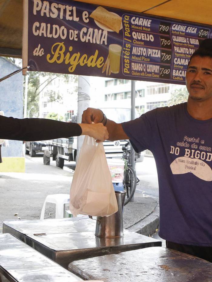 Cliente da barraca do Bigode, Paula Mendes aprovou regulamentação