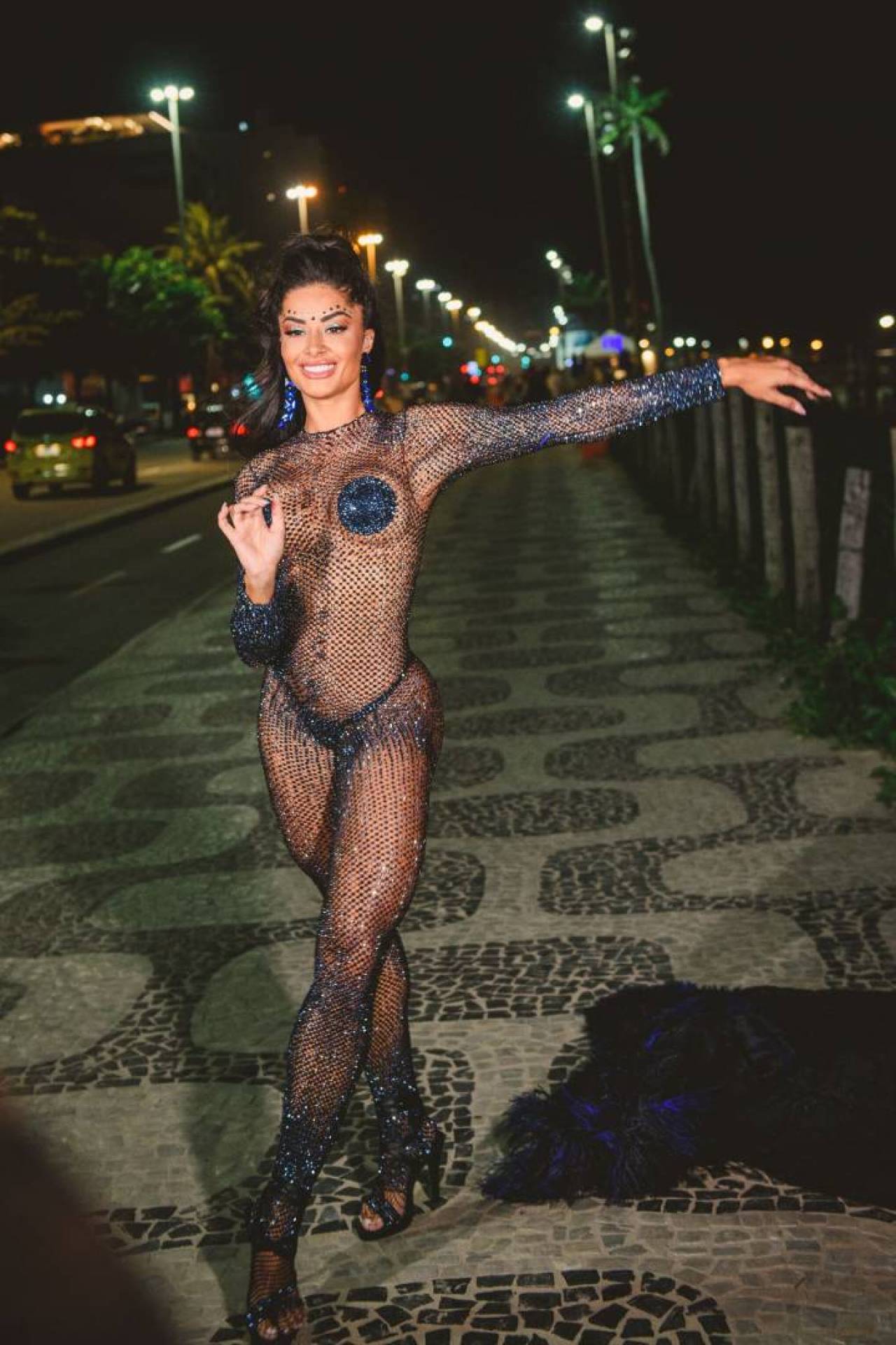 Aline Riscado posa para ensaio fotográfico em Ipanema