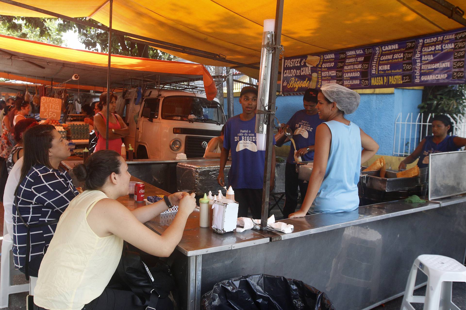 Rio de Janeiro - RJ - 07/02/2020 - Regulamentaçao do comercio de Caldo de Cana e Pastel na cidade - na foto, Feira na Rua Engenheiro Moacir Reis, em Laranjeiras, zona sul do Rio - Foto Reginaldo Pimenta / Agencia O Dia