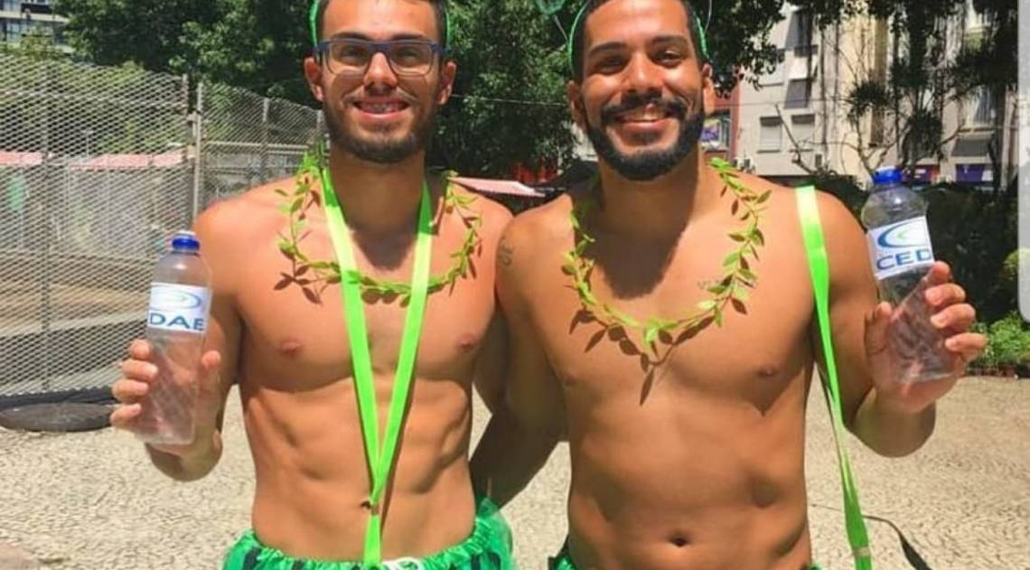 Vestidos de geosmina, foli&otilde;es criticam m&aacute; qualidade da &aacute;gua fornecida pela Cedae  - Reprodução/ Facebook