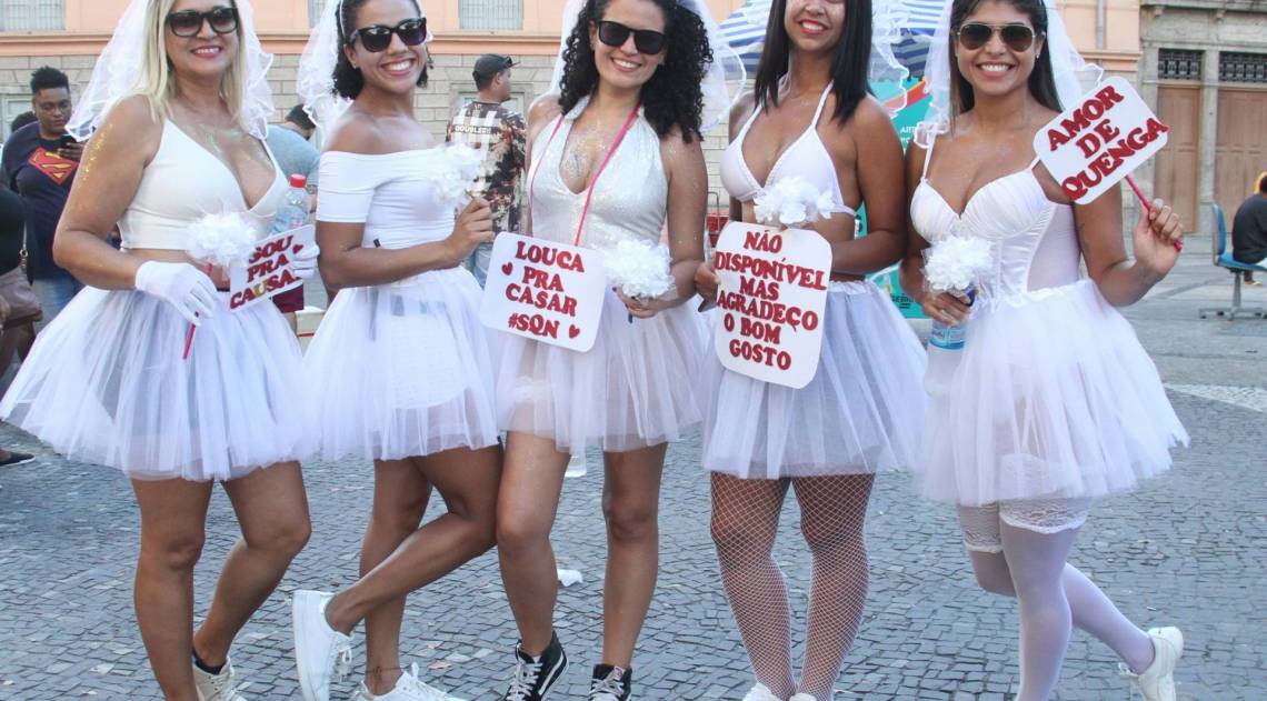 Desfile do Bloco das Carmelitas, realizado na Pra&ccedil;a Tiradentes, localizada no Centro do Rio, neste s&aacute;bado