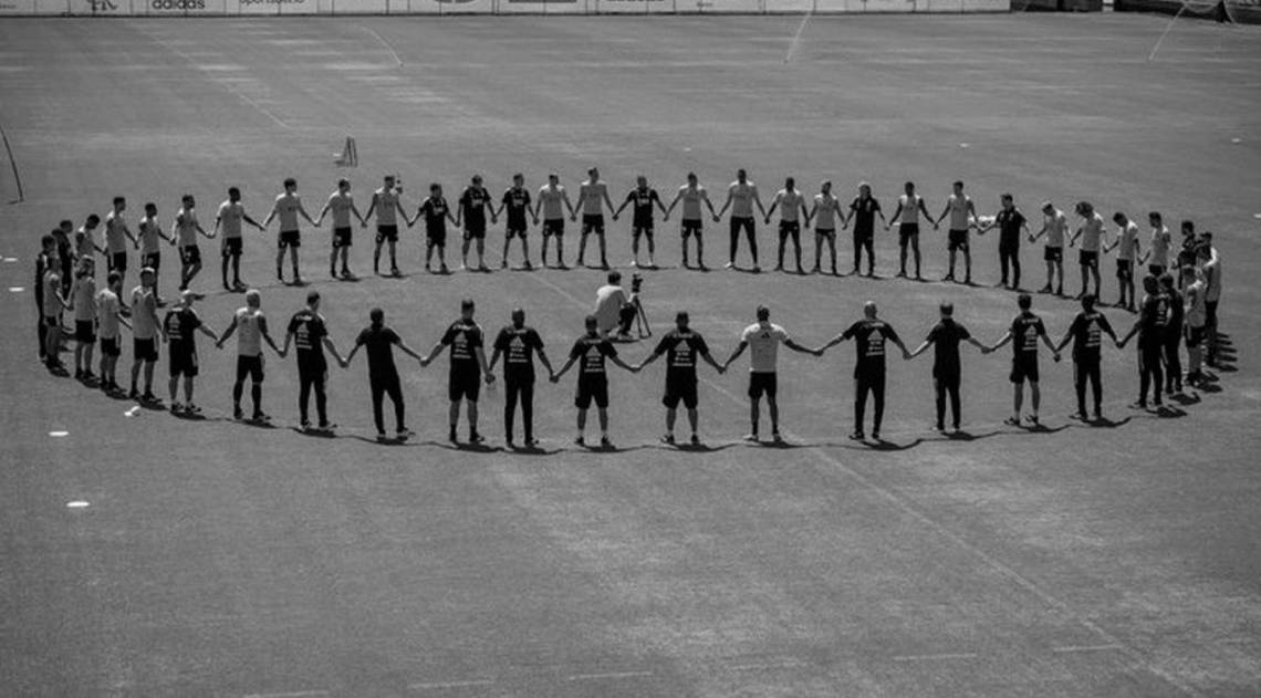 Acima, antes do treino, jogadores fazem círculo e respeitam um minuto de silêncio. Torcedores fazem homenagem às vítimas com camisas no MP, no Maracanã, e na 42ª DP