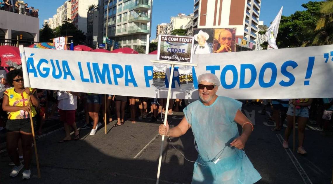 Bem humorado, o consultor Cesar Teixeira aproveitou o desfile da Banda da Ipanema para protestar