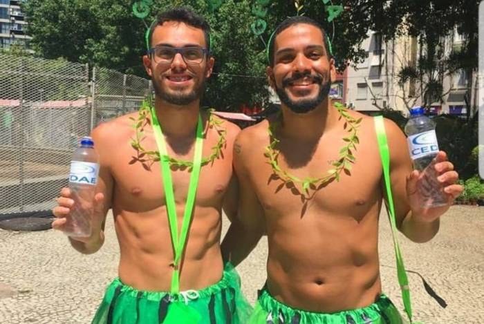 Vestidos de geosmina, foliões criticam má qualidade da água fornecida pela Cedae 