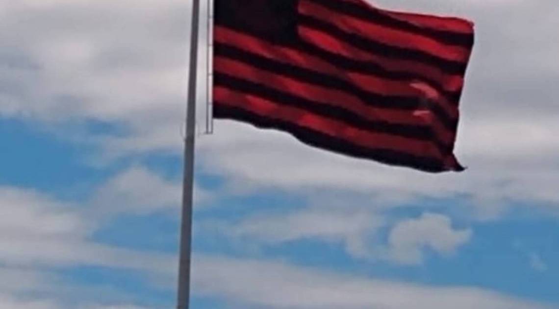 Bandeira do Flamengo erguida no Ninho do Urubu