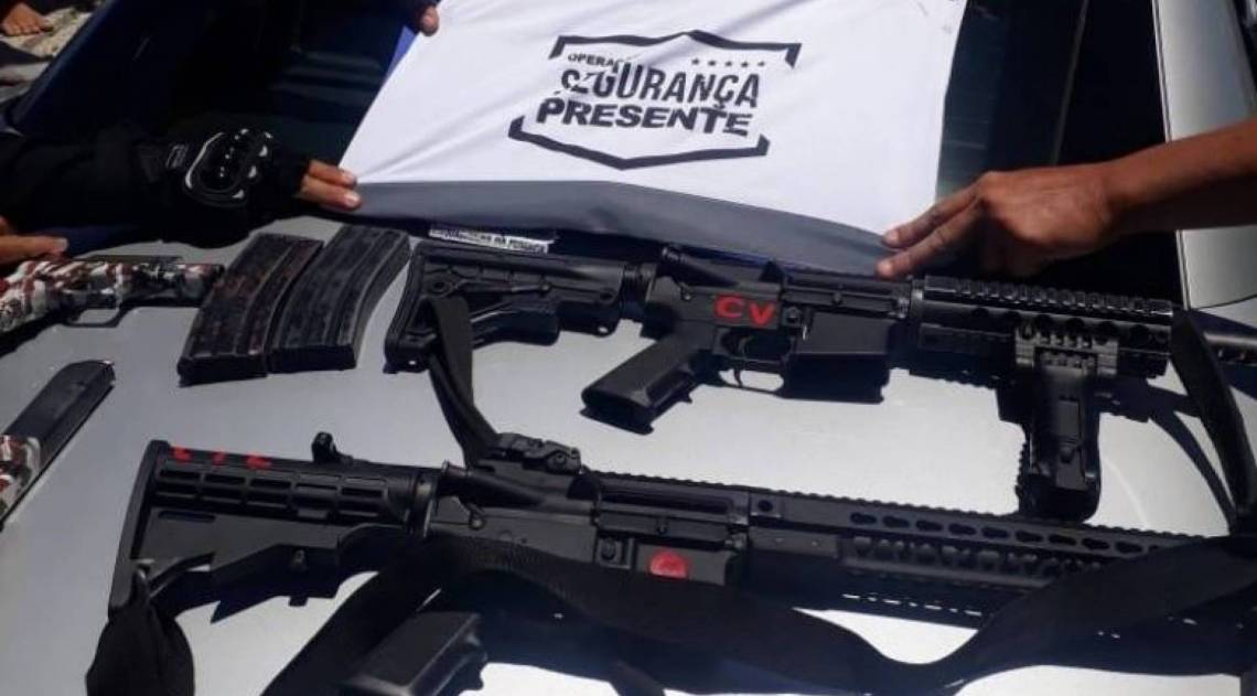 Fuzis apreendidos com criminosos que tentavam roubar carro na Praia da Reserva, na Barra da Tijuca