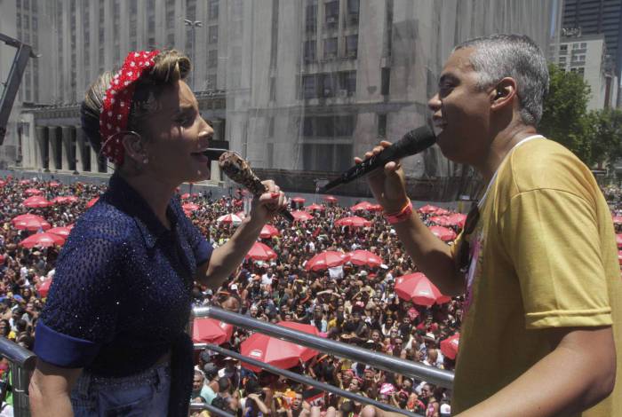 Estreia do Carnaval Square arrastou multidão no Centro do Rio
